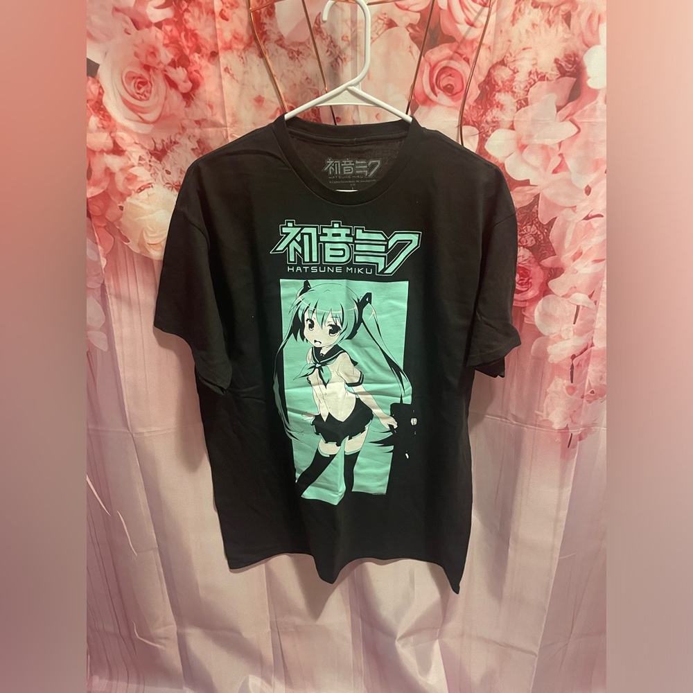 Hatsune Miku graphic tshirt
